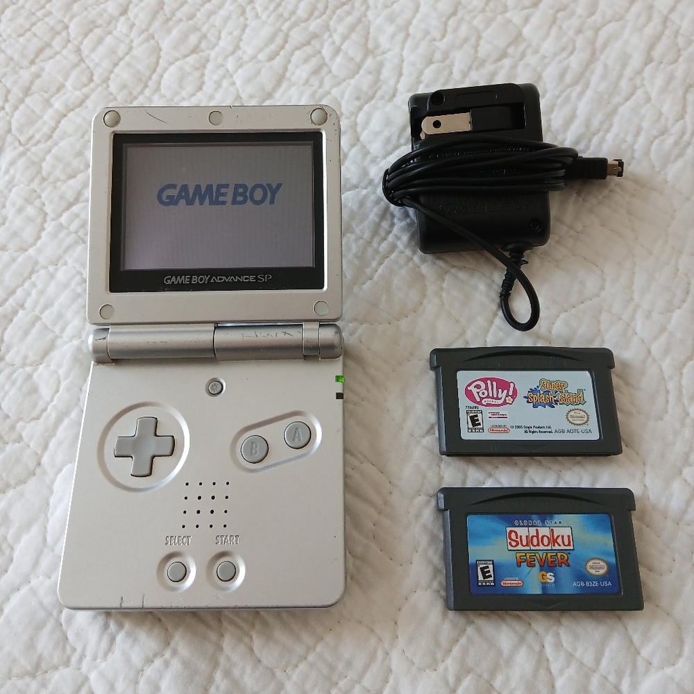 Gameboy Advance SP + Charger + Games | Nintendo